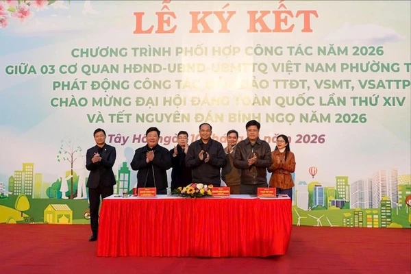 Lễ ký kết chương trình phối hợp công tác năm 2026 giữa Thường trực Hội đồng nhân dân-Ủy ban nhân dân-Ủy ban Mặt trận Tổ quốc Việt Nam phường Tây Hồ. (Ảnh: Nguyên Anh)