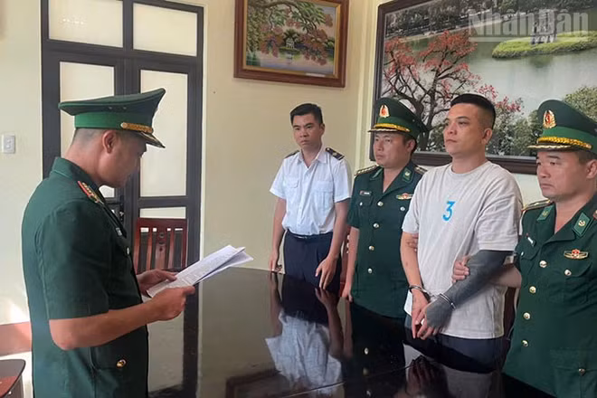 Đối tượng Nguyễn Văn Vinh bị lực lượng chức năng bắt giữ tại Cửa khẩu Quốc tế Lóng Sập, tỉnh Sơn La.