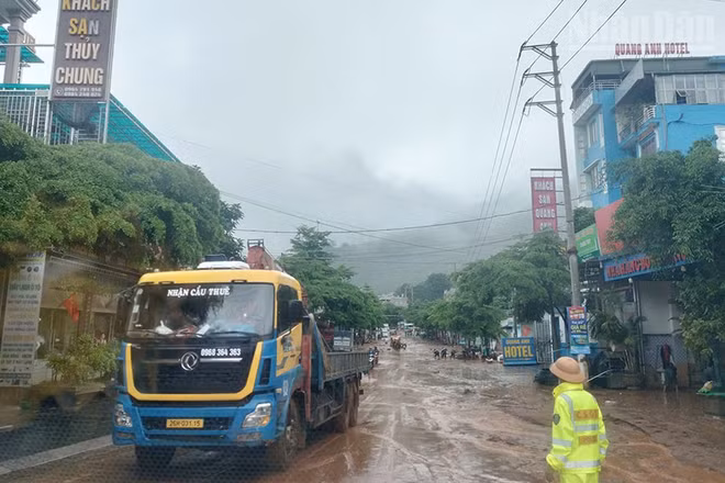 Lực lượng cảnh sát giao thông điều tiết giao thông tại khu vực bị ngập úng trung tâm xã Mường La.