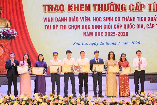 Lãnh đạo Đảng ủy Ủy ban nhân dân tỉnh Sơn La và Sở Giáo dục và Đào tạo tỉnh Sơn La trao Bằng khen của Chủ tịch Ủy ban nhân dân tỉnh cho các giáo viên có thành tích xuất sắc trong bồi dưỡng học sinh giỏi quốc gia.