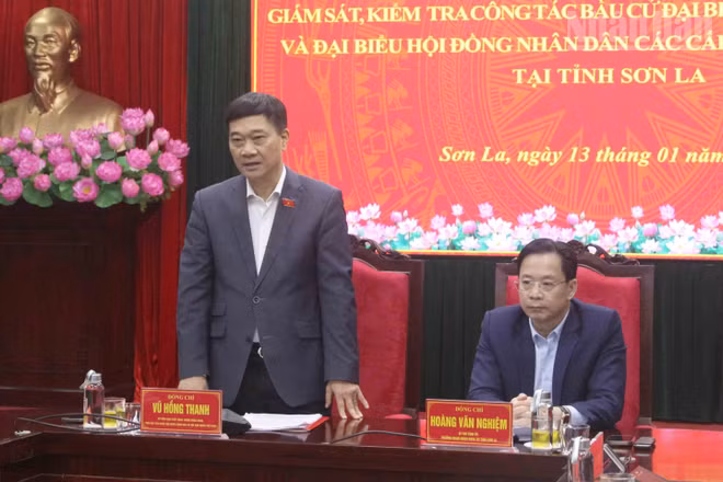 Đồng chí Vũ Hồng Thanh, Ủy viên Trung ương Đảng, Phó Chủ tịch Quốc hội phát biểu tại cuộc làm việc với tỉnh Sơn La.