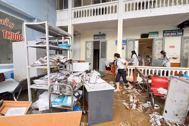 Nước bất ngờ tràn vào, đã gây ngập nhiều khoa, phòng cùng các thiết bị của Bệnh viện đa khoa khu vực Vân Hồ, cơ sở Thảo Nguyên. (Ảnh: THANH VÂN)