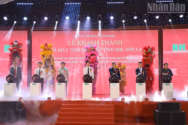 Các đại biểu thực hiện nghi thức tại Lễ khánh thành Nhà máy tinh bột biến tính BHL Sơn La.