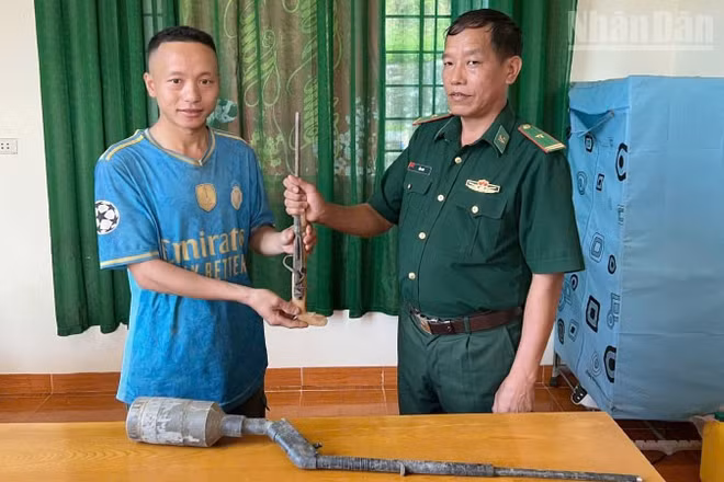 Ông Thào Bả BLồng, bản Bua Hin, xã Mường Hung đã tự nguyện trao nộp 2 khẩu súng tự chế. 