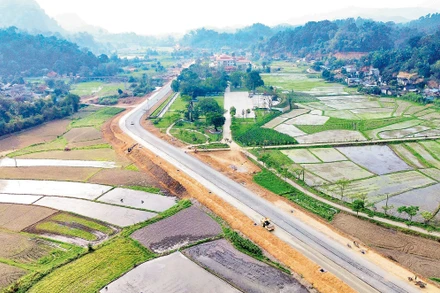 Dự án tuyến đường cách mạng được đầu tư tại xã Tân Trào (tỉnh Tuyên Quang) góp phần thúc đẩy phát triển du lịch, dịch vụ, kinh tế-xã hội gắn với quốc phòng, an ninh. (Ảnh ĐỨC THẮNG)