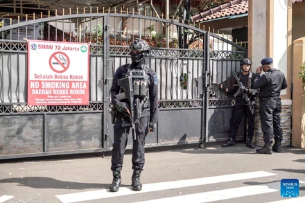 Cảnh sát đứng gác trước một trường học sau một vụ nổ xảy ra tại nhà thờ Hồi giáo ở Jakarta, Indonesia (Ảnh: Xinhua)