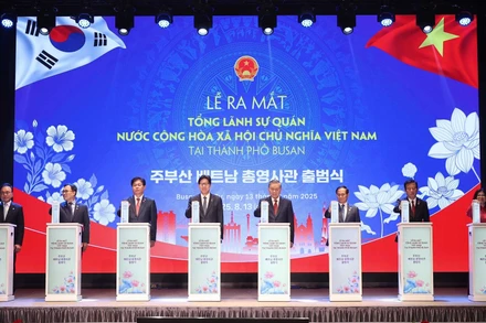 Tổng Bí thư Tô Lâm và các đại biểu thực hiện nghi thức ra mắt Tổng Lãnh sự quán Việt Nam tại thành phố Busan. (Ảnh: TTXVN)