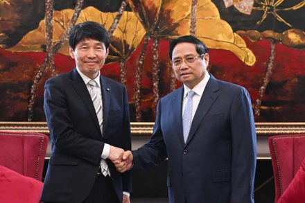 Thủ tướng Chính phủ Phạm Minh Chính và ông Yamamoto Ichita, Thống đốc tỉnh Gunma, Nhật Bản. (Ảnh: TRẦN HẢI)