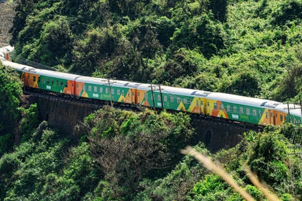 Khoảnh khắc “Chuyến tàu Hạnh phúc” vượt qua đèo Hải Vân. (Ảnh: TÙNG LÂM)