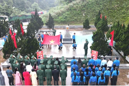 Lễ chào cờ “Tôi yêu Tổ quốc tôi” tại cột mốc 476. (Ảnh: NGÔ TUẤN)