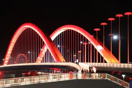 Cầu Nguyễn Hoàng bắc qua sông Hương (thành phố Huế) lung linh về đêm. (Ảnh: Vũ Sinh - TTXVN)