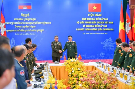 Đại tướng Phan Văn Giang, Ủy viên Bộ Chính trị, Phó Bí thư Quân ủy Trung ương, Bộ trưởng Quốc phòng, Đại tướng Tea Seiha, Phó Thủ tướng Chính phủ, Bộ trưởng Quốc phòng Campuchia tại cuộc hội đàm.
