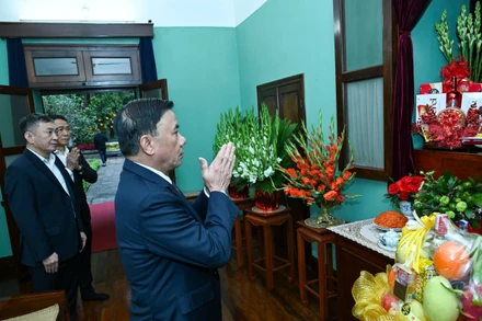 Thường trực Ban Bí thư dâng hương tưởng niệm Chủ tịch Hồ Chí Minh tại Nhà 67, Khu di tích Chủ tịch Hồ Chí Minh tại Phủ Chủ tịch. (Ảnh: DUY LINH)