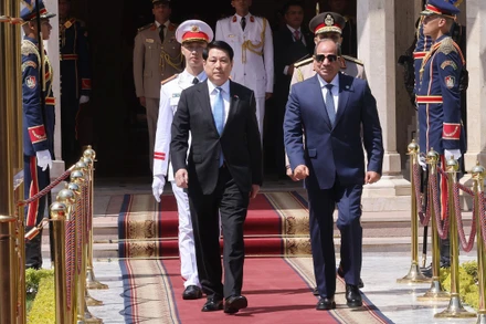 Tổng thống Ai Cập Abdel Fattah El-Sisi đón Chủ tịch nước Lương Cường. (Ảnh: Lâm Khánh/TTXVN)