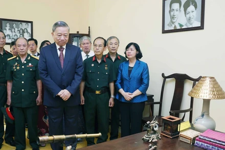 Tổng Bí thư Tô Lâm thăm di tích nhà số 48 Hàng Ngang. (Ảnh: THỐNG NHẤT/TTXVN)