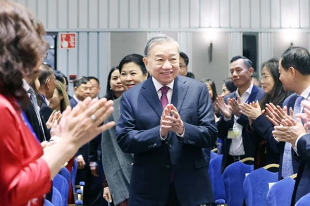 Tổng Bí thư Tô Lâm và Phu nhân gặp gỡ cán bộ Đại sứ quán Việt Nam và cộng đồng người Việt tại Bắc Âu. Ảnh: Thống Nhất – TTXVN