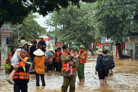 Công an các đơn vị, địa phương khắc phục hậu quả và hỗ trợ, giúp đỡ nhân dân sau bão số 10. (Ảnh: bocongan.gov.vn)