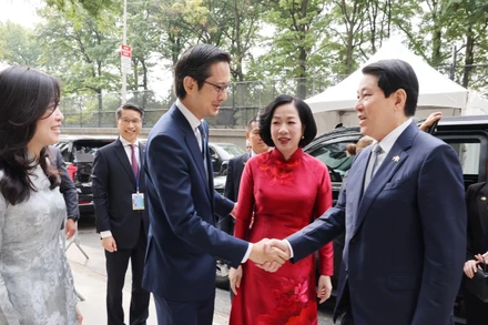 Đại sứ, Trưởng phái đoàn thường trực Việt Nam tại Liên hợp quốc Đỗ Hùng Việt đón Chủ tịch nước Lương Cường và phu nhân. (Ảnh: TTXVN)