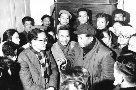 Tổng biên tập Việt Nam Thông tấn xã Đào Tùng cùng các cán bộ Việt Nam Thông tấn xã đón Tổng Bí thư Lê Duẩn đến thăm, (2/1967) (Nguồn: TTXVN)