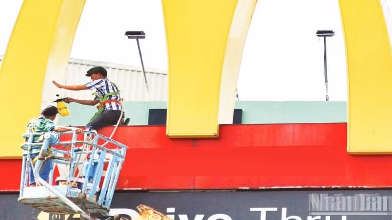 Người lao động cần nâng cao ý thức, trách nhiệm trong vấn đề bảo đảm an toàn lao động cho chính mình. (Ảnh: THẾ ANH) 