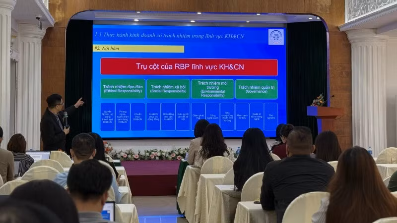 Hội nghị tập huấn chính sách, pháp luật về thực hành kinh doanh có trách nhiệm trong lĩnh vực khoa học và công nghệ tại Hà Nội. 