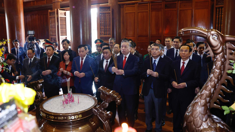 Tổng Bí thư Tô Lâm cùng Đoàn công tác dâng hương tưởng niệm Chủ tịch Hồ Chí Minh tại Khu Di tích quốc gia đặc biệt Kim Liên. (Ảnh: Thống Nhất/TTXVN)