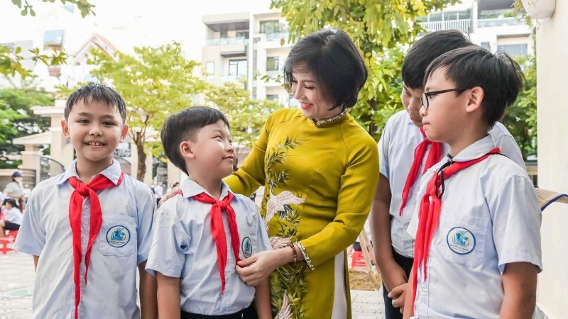 Cô giáo và học sinh Trường tiểu học Nguyễn Tất Thành (phường Nam Định, tỉnh Ninh Bình). (Ảnh: TRỌNG TÙNG)