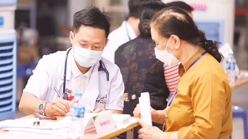 Thầy thuốc Bệnh viện Bạch Mai thăm khám cho bệnh nhân. (Ảnh: MINH QUYẾT)