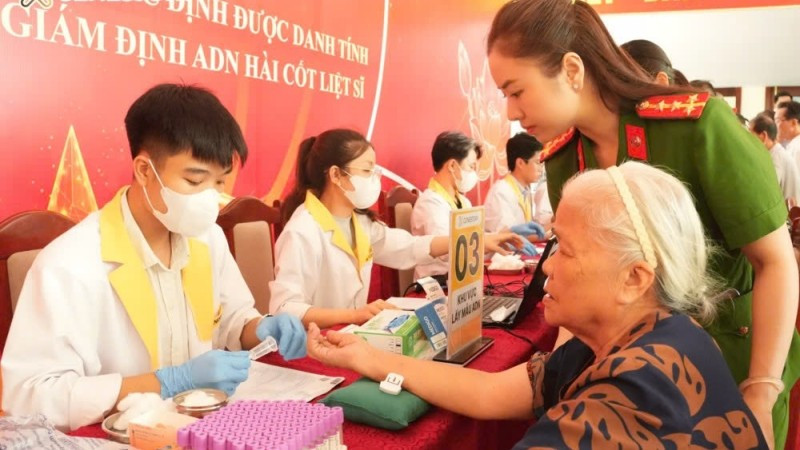 Cục Cảnh sát Quản lý hành chính về trật tự xã hội phối hợp Công an tỉnh Lâm Đồng tổ chức thu nhận mẫu ADN cho thân nhân liệt sĩ chưa xác định được danh tính trên địa bàn. (Ảnh: QUỲNH HƯƠNG)