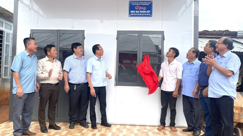 Người dân sống trong vùng đất quy hoạch mở bau-xít vui mừng đón nhà mới.