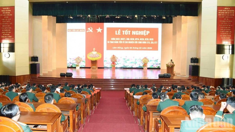 Quang cảnh lễ trao bằng tiến sĩ quân sự cho nghiên cứu sinh tại Học viện Lục quân.