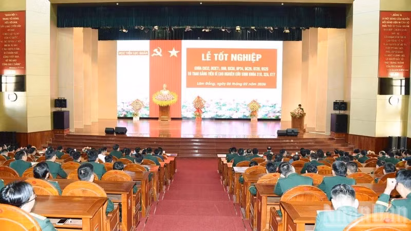 Quang cảnh lễ trao bằng tiến sĩ quân sự cho nghiên cứu sinh tại Học viện Lục quân.