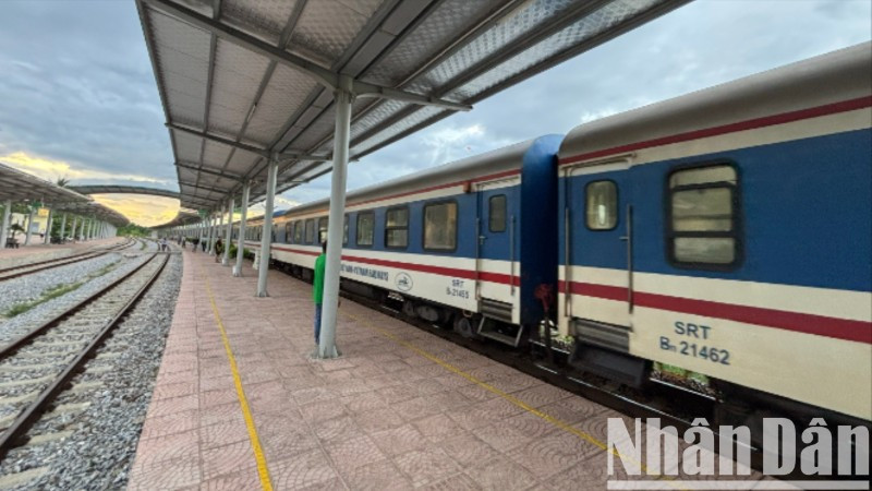 Ngành đường sắt phải tạm hoãn đôi tàu DH1/DH2 vì không đủ hành khách.