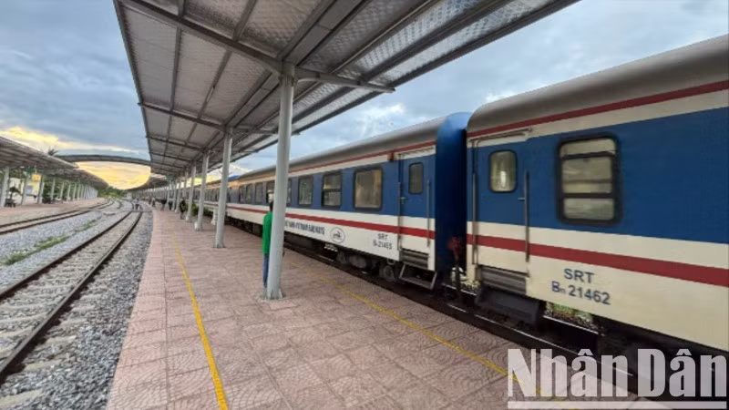 Ngành đường sắt phải tạm hoãn đôi tàu DH1/DH2 vì không đủ hành khách.
