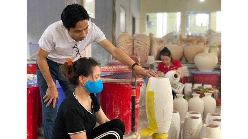 Cơ sở sản xuất gốm sứ của hợp tác xã sản xuất kinh doanh gốm sứ Tân Thịnh.