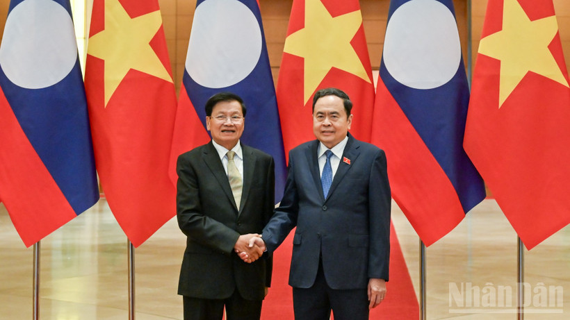 Chủ tịch Quốc hội Trần Thanh Mẫn và Tổng Bí thư, Chủ tịch nước Lào Thongloun Sisoulith. (Ảnh: DUY LINH)