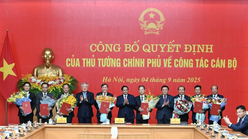 Thủ tướng Chính phủ Phạm Minh Chính, Phó Thủ tướng Thường trực Chính phủ Nguyễn Hoà Bình chúc mừng các đồng chí được bổ nhiệm (Ảnh: Trần Hải). 