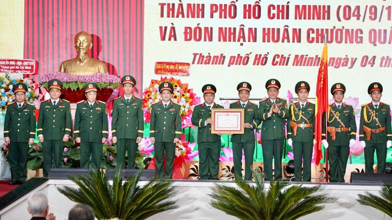 Thứ trưởng Quốc phòng trao Huân chương Quân công hạng Ba cho Bộ Tư lệnh Thành phố Hồ Chí Minh.