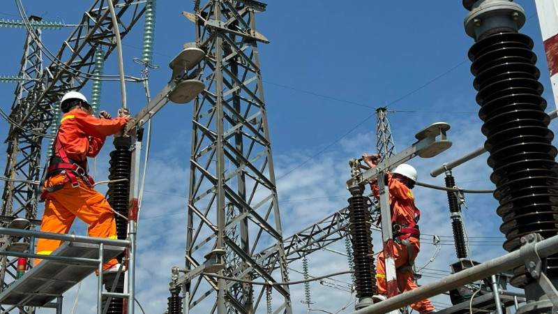 Kỹ sư, công nhân Công ty Truyền tải điện 3 kiểm tra, bảo dưỡng thiết bị trạm biến áp 500kV. 