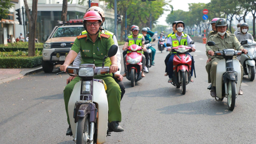 Lực lượng Công an tuần tra cùng các thành viên trong tổ phòng chống tội phạm trên địa bàn phường Vĩnh Hội. 