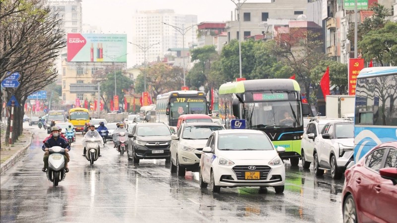 Tại khu vực cửa ngõ phía nam nơi có tuyến cao tốc Pháp Vân-Cầu Giẽ và Quốc lộ 1A, lực lượng Cảnh sát giao thông tuần tra kiểm soát trên tuyến, bảo đảm không để xảy ra ùn ứ kéo dài. (Ảnh: LÊ KHÁNH)