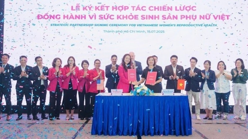 Đại diện Long Châu và Organon ký kết hợp tác.