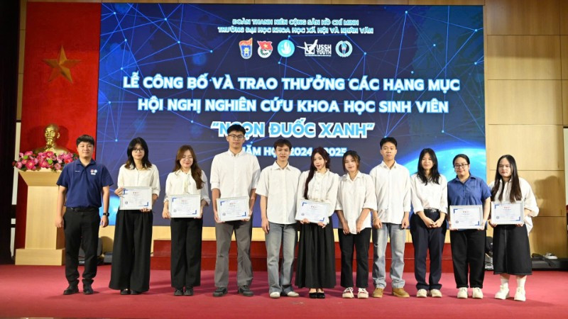 Trao thưởng cho các sinh viên Trường đại học Khoa học Xã hội và Nhân văn (Đại học Quốc gia Hà Nội) có thành tích xuất sắc trong nghiên cứu khoa học.