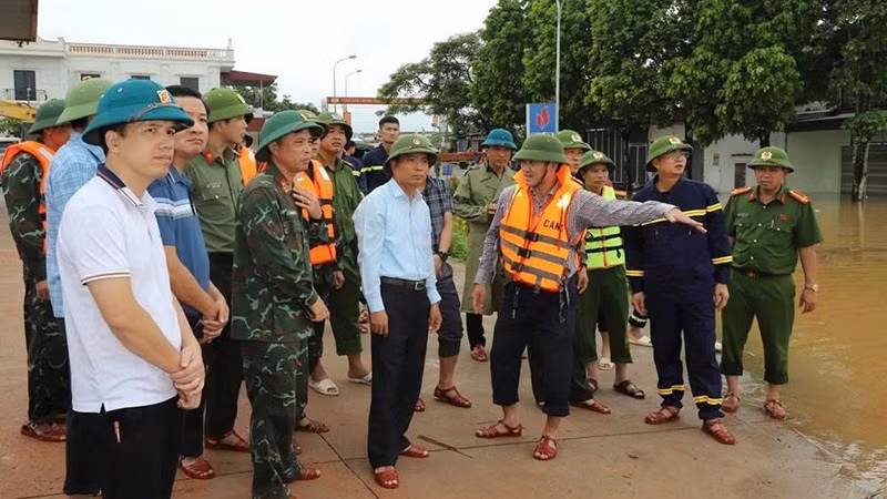 Lãnh đạo xã Kim Tân báo cáo tình hình ngập nước trên địa bàn.