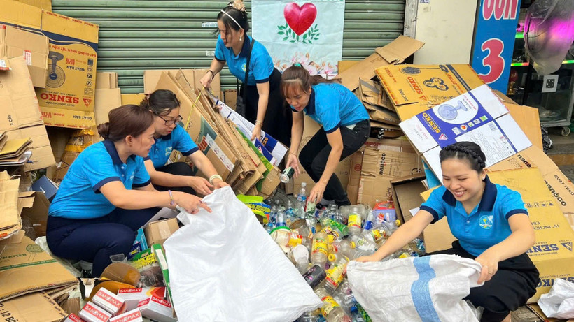 Hội viên phụ nữ cụm 10 phường Tân Thới Hiệp phân loại, thu gom phế liệu gây quỹ an sinh xã hội.