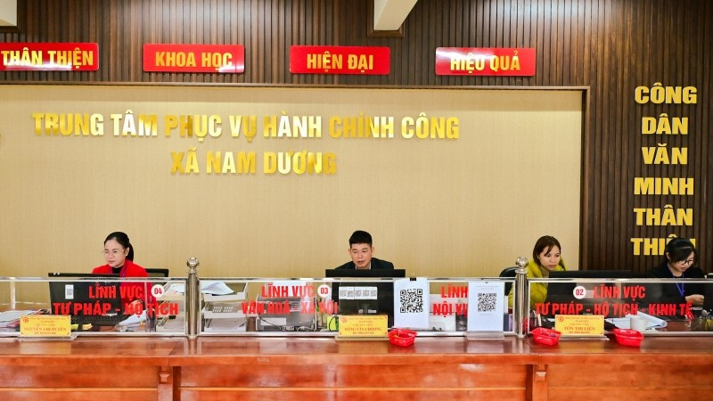 Cán bộ Trung tâm phục vụ hành chính công xã Nam Dương (Bắc Ninh) đẩy mạnh việc sử dụng dữ liệu điện tử giải quyết thủ tục hành chính. (Ảnh BẢO LONG)