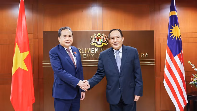 Chủ tịch Thượng viện Malaysia Dato' Awang Bemee Awang Ali Basah đón Chủ tịch Quốc hội Trần Thanh Mẫn. (Ảnh: Doãn Tấn/TTXVN)