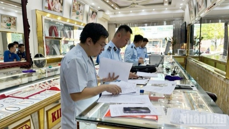 Tổ chức thanh tra việc chấp hành pháp luật của các doanh nghiệp kinh doanh vàng. (Ảnh: VGP)