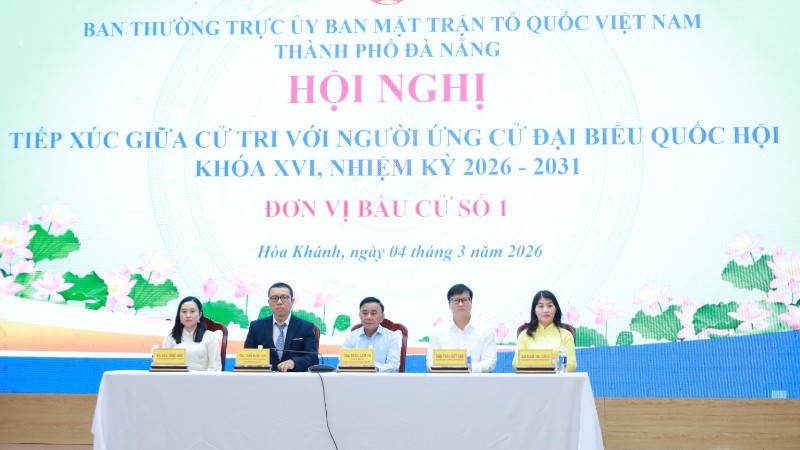 Thường trực Ban Bí thư Trần Cẩm Tú và các ứng cử viên đại biểu Quốc hội khóa XVI đơn vị bầu cử số 1, thành phố Đà Nẵng dự hội nghị.