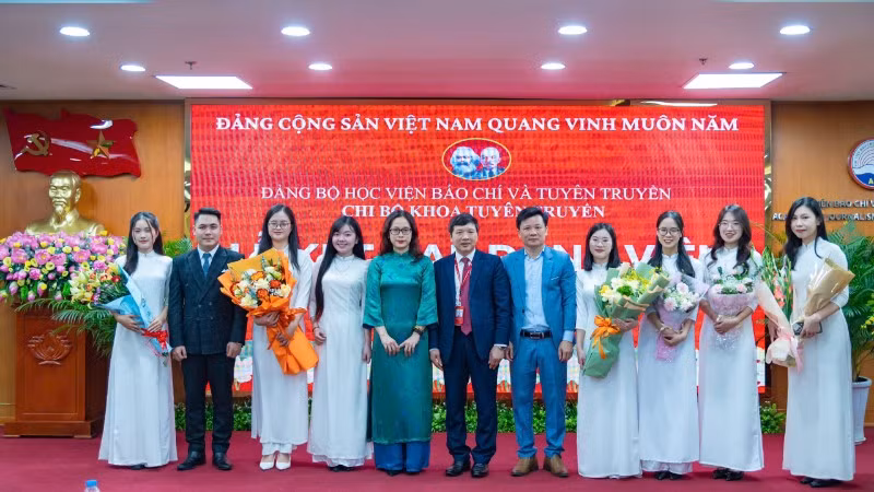 Chi bộ Khoa Tuyên truyền, Học viện Báo chí và Tuyên truyền tổ chức kết nạp Đảng cho những đoàn viên ưu tú. (Ảnh: PHẠM CƯỜNG)